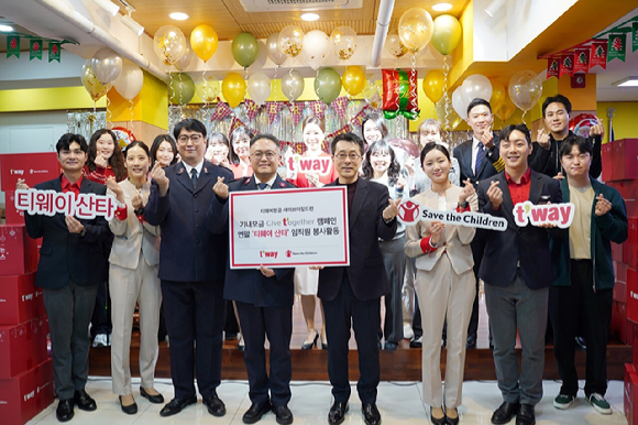 지난 18일 서대문구 '구세군 서울 후생원'에서 진행된 '티웨이 산타' 연말 행사에서 심창섭 티웨이항공 커뮤니케이션 담당 임원(우측 네번째), 박경준 구세군 서울 후생원 원장(좌측 네번째), 김효산 구세군 서울 후생원 사무국장(좌측 세번째) 그리고 티웨이항공 임직원들이 기념 사진을 촬영 중이다. [사진=티웨이항공]