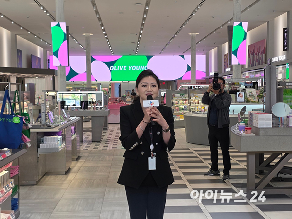 CJ올리브영 패서디나점을 찾은 현지인들이 제품을 살펴보고 있다. [사진=구서윤 기자]