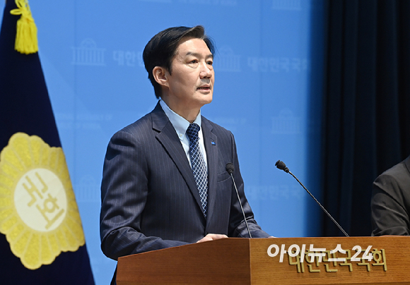 조국 조국혁신당 평택을 국회의원 후보가 20일 서울 여의도 국회 소통관에서 기자화견을 하고 있다. [사진=곽영래 기자]