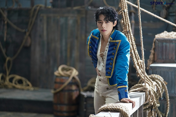 배우 김성철이 뮤지컬 '몬테크리스토'에서 에드몬드 단테스와 몬테크리스토 백작 역을 맡아 열연을 펼치고 있다. [사진=EMK뮤지컬]