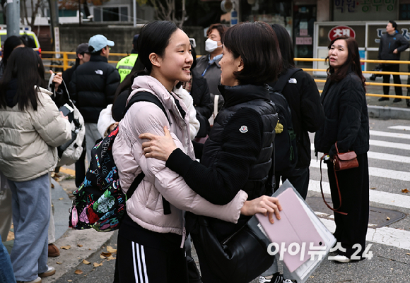 2026학년도 대학수학능력시험일인 13일 오전 서울 광진구 광남고등학교에서 한 수험생이 교문 앞에서 어머니의 응원을 받고 있다. [사진=사진공동취재단]
