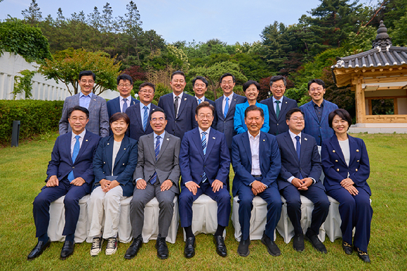 이재명 대통령이 7일 저녁 서울 한남동 관저에서 진행된 만찬에 참석한 더불어민주당 2기 지도부 의원들과 기념촬영을 하고 있다. [사진=대통령실]