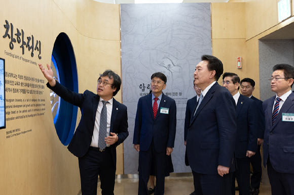 윤석열 대통령이 20일 경북 경산시 영남대 경산캠퍼스 천마아트센터에서 '동북아 첨단 제조혁신허브, 경북'을 주제로 열린 스물여섯 번째 '국민과 함께하는 민생토론회'를 마친 후 영남대 역사관을 찾아 전시물을 관람하고 있다. 2024.06.20. [사진=대통령실]