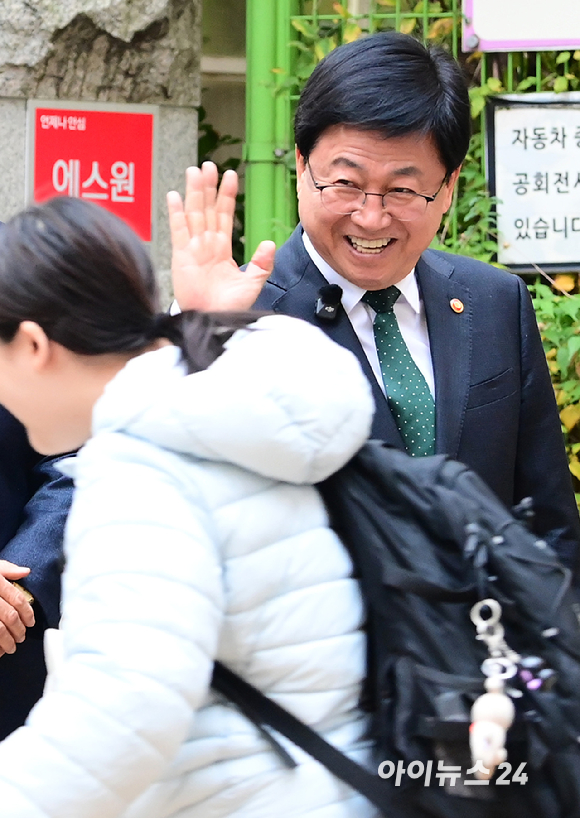 2026학년도 대학수학능력시험(수능) 일인 13일 서울 여의도여고 앞에서 최교진 교육부 장관이 수험생들을 응원하고 있다. [사진=정소희 기자]