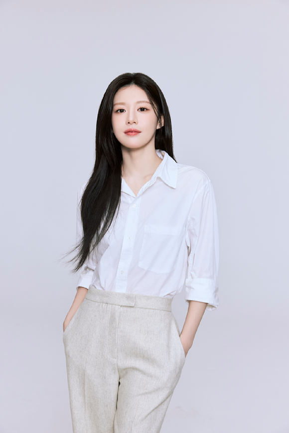 '언젠가는 슬기로울 전공의 생활'에 출연한 배우 고윤정이 인터뷰에 앞서 사진촬영을 하고 있다. [사진=MAA]
