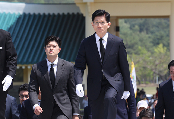 국민의힘 김문수 대선 후보가 12일 대구 서문시장에서 지지를 호소하고 있다. [사진=연합뉴스]
