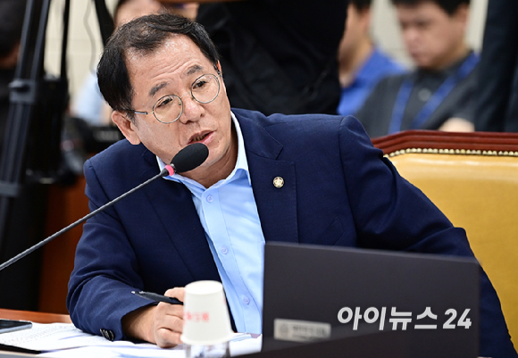 이상휘 국민의힘 의원이 9일 오전 서울 여의도 국회 과학기술정보방송통신위원회에서 열린 불법적 방문진 이사 선임 등 방송장악 관련 청문회에서 질의를 하고 있다. [사진=곽영래 기자]