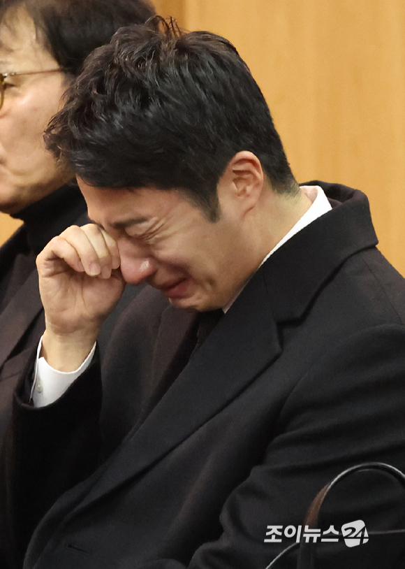 배우 고(故) 이순재의 영결식이 27일 서울 송파구 서울아산병원 장례식장에 엄수됐다. 배우 정일우가 눈물을 흘리고 있다. [사진=곽영래 기자]