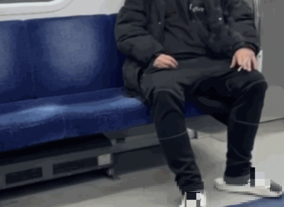 지난 16일 온라인 커뮤니티에 지하철 객차 내에서 담배를 피우는 남성의 모습이 공개됐다.  [사진=온라인 커뮤니티 ]