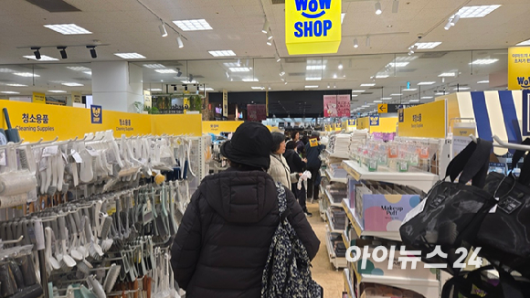 18일 서울 성동구 이마트 왕십리점에 조성된 초저가 생활용품 편집존 '와우샵'. [사진=진광찬 기자]