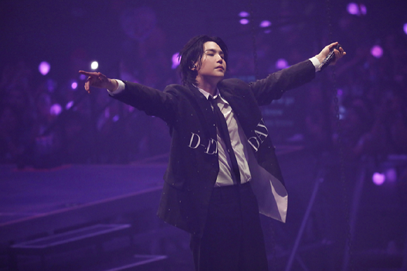 방탄소년단 슈가가 25일 서울 송파구 잠실 실내체육관에서 열린 월드 투어 'SUGA | Agust D TOUR D-DAY in SEOUL'에서 무대를 펼치고 있다. [사진=빅히트뮤직]