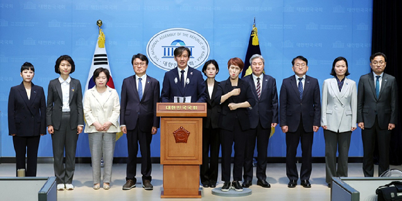 조국 조국혁신당 대표와 당선인들이 17일 오전 서울 여의도 국회 소통관에서 '7공화국 개헌' 관련 기자회견을 하고 있다. [사진=뉴시스]