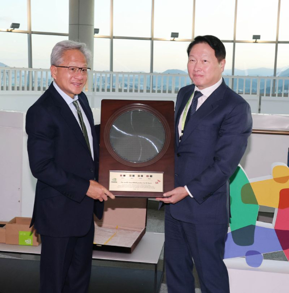 지난달 31일 경주 APEC CEO 서밋이 개최된 경주아트센터에서 최태원(오른쪽) SK그룹 회장이 젠슨 황 엔비디아 CEO에게 감사패를 전달한 뒤 기념촬영을 하고 있다. [사진=최태원 회장 링크드인]