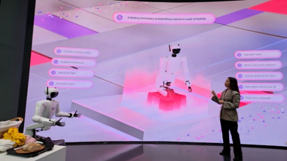 에이로봇의 서비스 시연 [사진=정구민 국민대 교수]