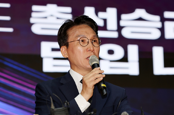 김민석 전 국무총리가 6일 오전 전남광주통합특별시 동구 전일빌딩 245에서 더불어민주당 당 대표 선거 출마 선언을 하고 있다. [사진=연합뉴스]