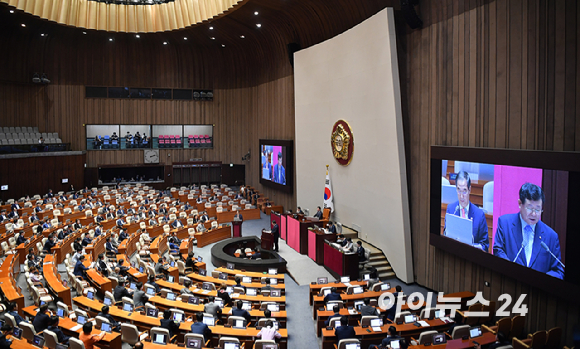 한덕수 총리가 5일 오후 서울 여의도 국회 본회의장에서 열린 정치 분야 대정부질문에서 설훈 더불어민주당 의원 질의에 답하고 있다. [사진=곽영래 기자]