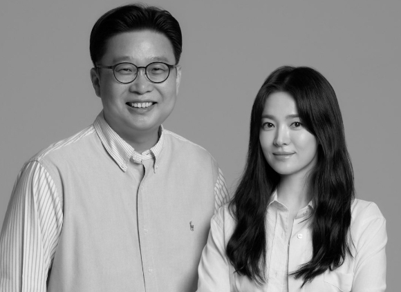 서경덕 성신여대 교양학부 교수가 22일 온라인을 통해 살해 협박을 받아 경찰이 수사에 나섰다고 밝혔다. 사진은 서 교수와 배우 송혜교. [사진=서경덕 교수]