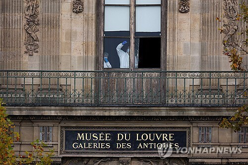 도둑들이 드나든 루브르 박물관 창문 [사진=로이터 연합뉴스 자료사진]
