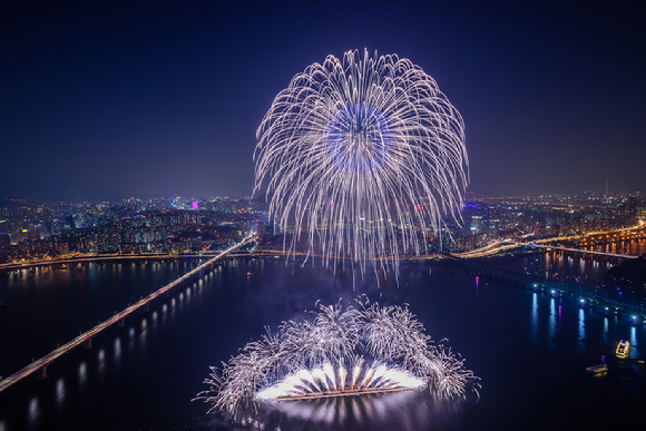 2019년 '한화와 함께하는 서울세계불꽃축제'에서 선보인 한화의 불꽃 연출 모습 [사진=한화]