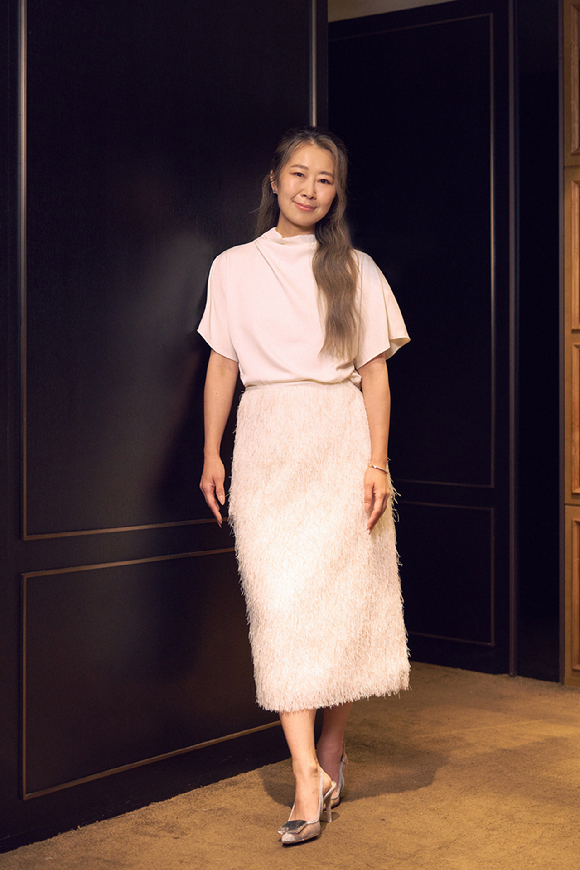 매기 강 감독이 22일 오후 서울 용산구 CGV 용산아이파크몰에서 열린 넷플릭스 영화 '케이팝 데몬 헌터스'(케데헌) 기자간담회에 참석, 사진 촬영을 하고 있다. [사진=넷플릭스 ]