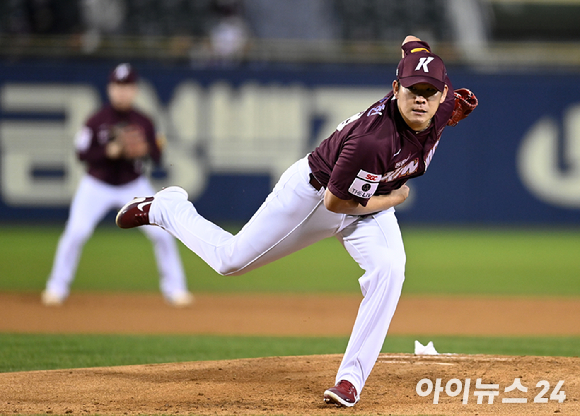 2일 오후 서울 잠실야구장에서 '2021 신한은행 SOL KBO리그' 키움 히어로즈와 두산 베어스의 와일드카드 결정전 2차전이 진행됐다. 키움 선발 정찬헌이 역투하고 있다. [사진=김성진 기자]