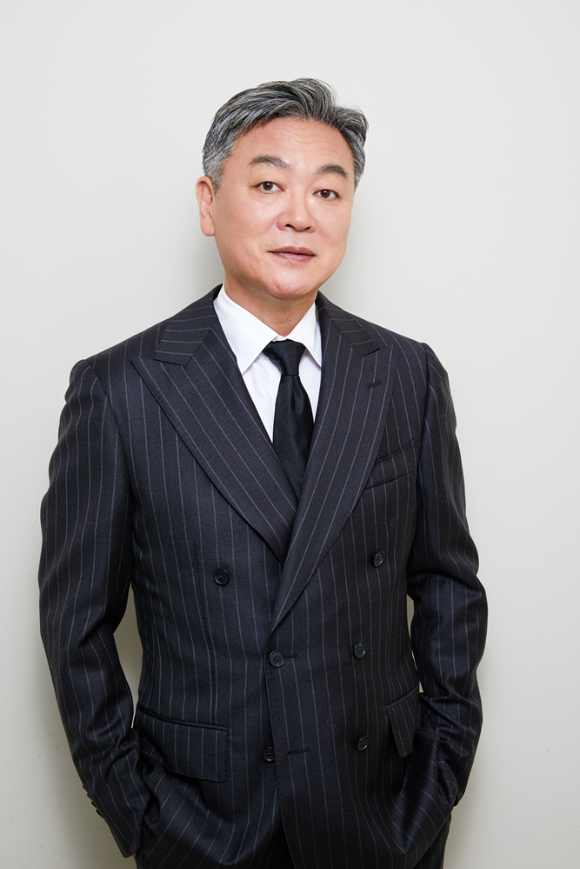 배우 김의성이 최근 서울 모처에서 진행된 SBS 금토드라마 '모범택시3' 종영 기념 인터뷰에서 포즈를 취하고 있다. [사진=안컴퍼니]