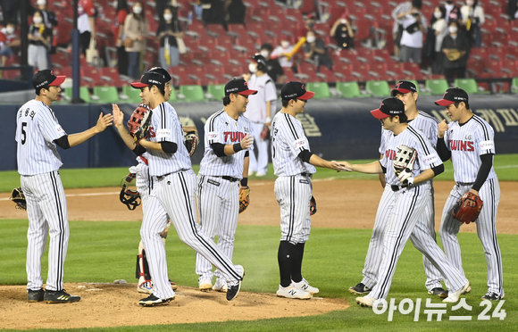 LG 트윈스가 2022시즌 개막을 앞두고 연간 회원을 오는 21일부터 3월 11일까지 모집한다. 사진은 지난해 정규리그에서 승리를 거두고 환호하는 LG 선수단. [사진=정소희 기자]