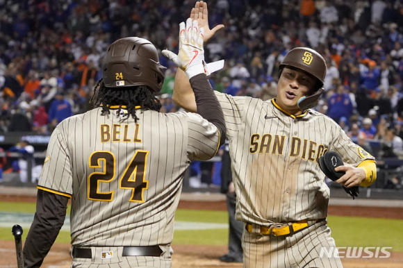 MLB 샌디에이고에서 뛰고 있는 김하성(오른쪽)은 10일(한국시간) 열린 뉴욕 메츠와 와일드카드시리즈 3차전에서 3볼넷 3득점을 기록했다. [사진=뉴시스]