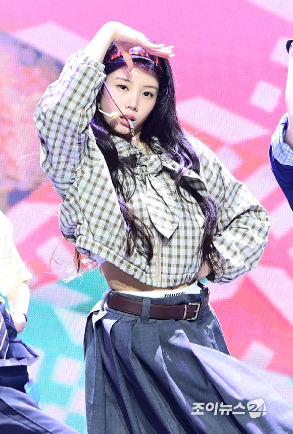 그룹 아일릿(ILLIT) 원희가 26일 서울 용산구 블루스퀘어에서 열린 아일릿 미니 5집 '브레이크 이븐(BREAK EVEN)' 미디어 쇼케이스에 참석해 타이틀곡 '체포하겠어' 무대를 선보이고 있다. [사진=정소희 기자]