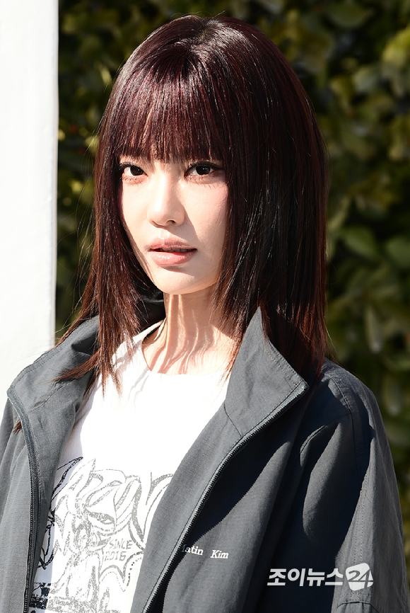 그룹 에스파(aespa) 닝닝이 27일 오후 서울 성동구 성수동 인근에서 열린 마뗑킴 성수 플래그십 스토어 확장 이전 행사에 참석하고 있다. [사진=정소희 기자]