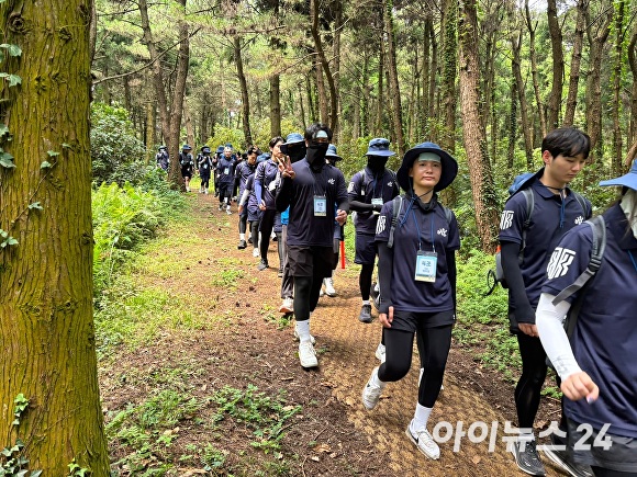 한국기술교육대 학생들이 제주 올레길 3코스를 걷고 있다 [사진=정종윤 기자]