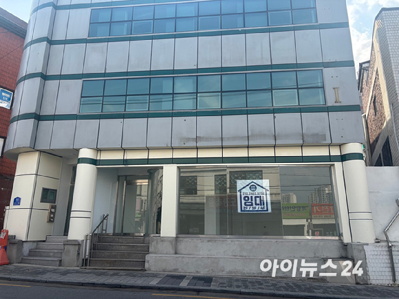 장위뉴타운 개발이 예정된 장위13구역 인근 노후 빌라촌에 위치한 여러 상가들에 임대 포스터들이 붙어있다. 2026.04.06. [사진=김민지 기자]