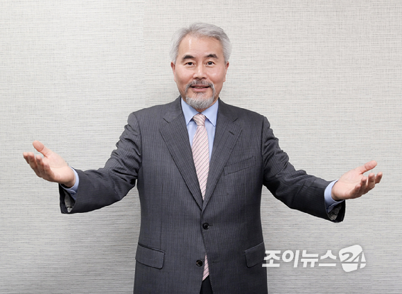 성악가로 독창회를 앞두고 있는 김인원 변호사가 서울 종로구 적선동에 위치한 법무법인 대륜 사무실에서 조이뉴스24와의 인터뷰에 앞서 포즈를 취하고 있다. [사진=정소희 기자]