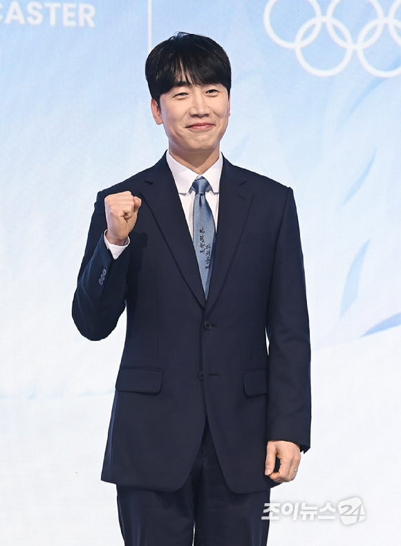 배성재 아나운서, 성승헌 캐스터, 이승훈, 곽윤기, 김아랑, 윤성빈 해설위원이 14일 서울 여의도 페어몬트 앰배서더 서울에서 열린 JTBC '2026 밀라노 코르티나 동계올림픽' 기자간담회에서 포즈를 취하고 있다. [사진=곽영래 기자]