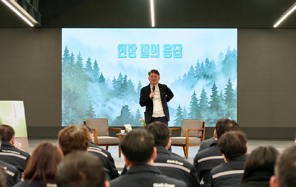 곽재선 회장이 설 명절을 앞두고 자신의 저서 '곽재선의 창' 북 콘서트를 갖고 임직원들과 소통하는 시간을 가졌다. [사진=KGM]