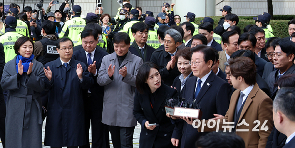 이재명 더불어민주당 대표가 25일 서울 서초구 중앙지방법원에서 위증교사 혐의 재판 1심 선고 무죄 판결을 받은 후 법원을 떠나고 있다. [사진=사진공동취재단]