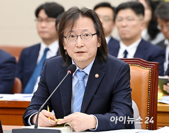 주병기 공정거래위원장이 12일 서울 여의도 국회에서 열린 정무위원회의 공정위 등에 대한 국정감사에서 질의에 답변하고 있다. [사진=곽영래 기자]