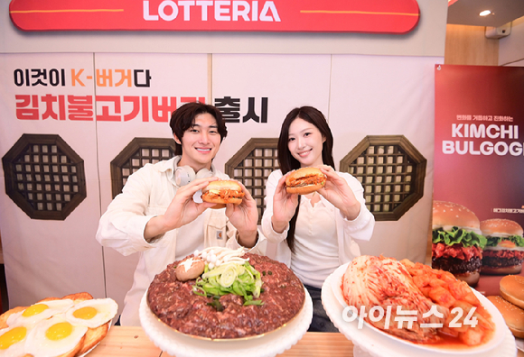 롯데리아가 국내산 김치를 활용한 신제품 '김치불고기버거' 2종을 3일 출시한 가운데 서울 용산구 롯데리아 숙대입구점에서 모델들이 제품을 선보이고 있다. [사진=정소희 기자]