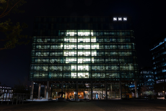 판교 사옥 밝힌 '초대형 전구'…NHN '세계 자폐인의 날' 캠페인 동참