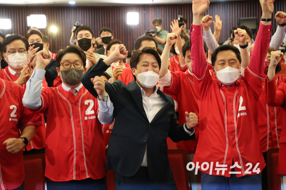 이준석 국민의힘 대표와 권성동 원내대표 등 당 지도부가 1일 오후 서울 여의도 국회도서관에 마련된 제8회 전국동시지방선거 개표상황실에서 출구조사를 지켜보며 환호하고 있다. [사진=국회사진취재단]