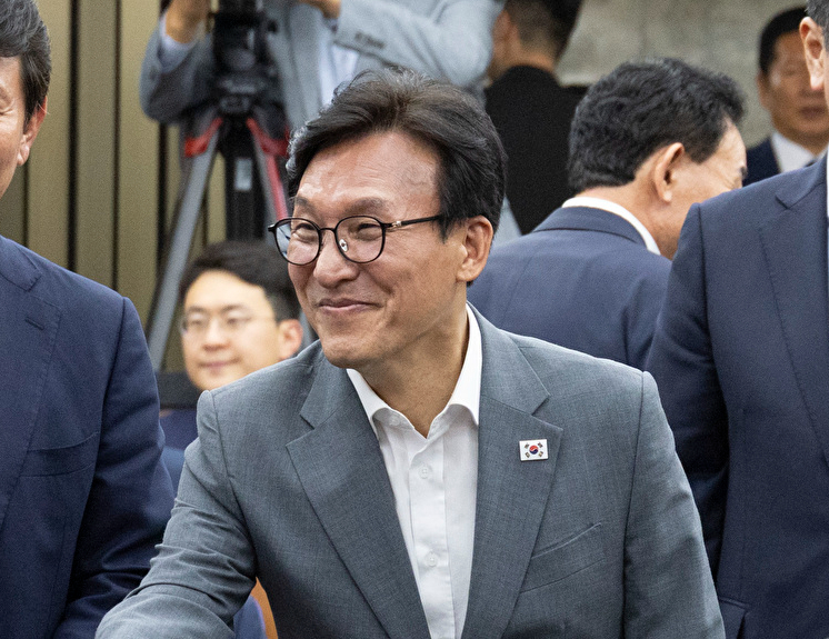 더불어민주당 김민석 대표가 20일 국회에서 당 대표로 선출된 뒤 처음으로 열린 의원 총회에 입장해 의원들과 인사하고 있다. 2026.8.20 [사진=연합뉴스]