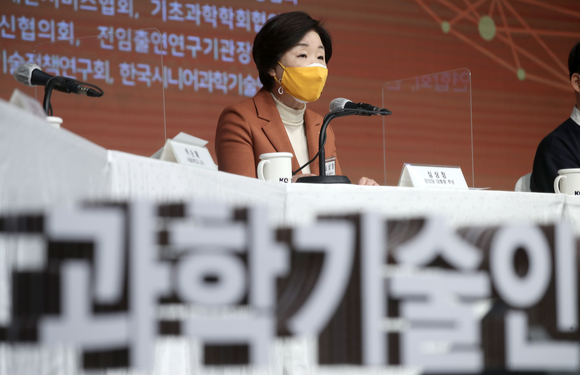 심상정 정의당 대선 후보가 10일 서울 강남구 한국과학기술회관에서 열린 '과학기술인이 묻고 대선후보가 답하다' 대선후보 초청 과학기술 정책토론회에서 기조연설을 하고 있다. [사진=뉴시스]