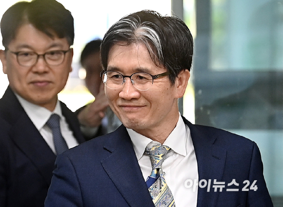 오동운 고위공직자범죄수사처(공수처) 처장이 지난 4월 오전 서울 서초구 서울중앙지방법원에서 열린 순직 해병 사건 수사 방해 혐의 공판에 출석하고 있다. [사진=곽영래 기자]