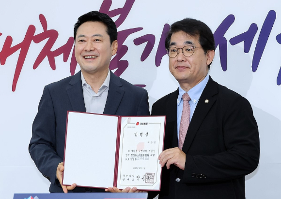 국민의힘 장동혁 대표가 7일 국회에서 열린 부동산정책 정상화 특별위원회 전체 회의에서 배준영 위원에게 임명장을 수여하고 있다. [사진=연합뉴스]
