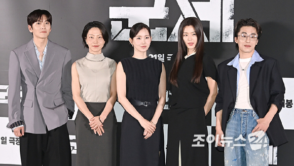 배우 지창욱, 김신록, 신현빈, 전지현, 구교환이 20일 오후 서울 용산구 CGV 용산아이파크몰에서 영화 '군체' 언론 시사회에서 포토타임을 갖고 있다. [사진=곽영래 기자]
