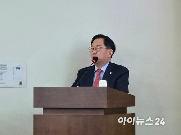 유용원 국민의힘 의원이 10일 국회에서 진행된 '한국형 원자력 추진 잠수함 사업 어떻게 추진해야 하나-원자력 추진 잠수함 필요성과 추진 전략' 토론회에서 발언하고 있다. [사진=최란 기자]