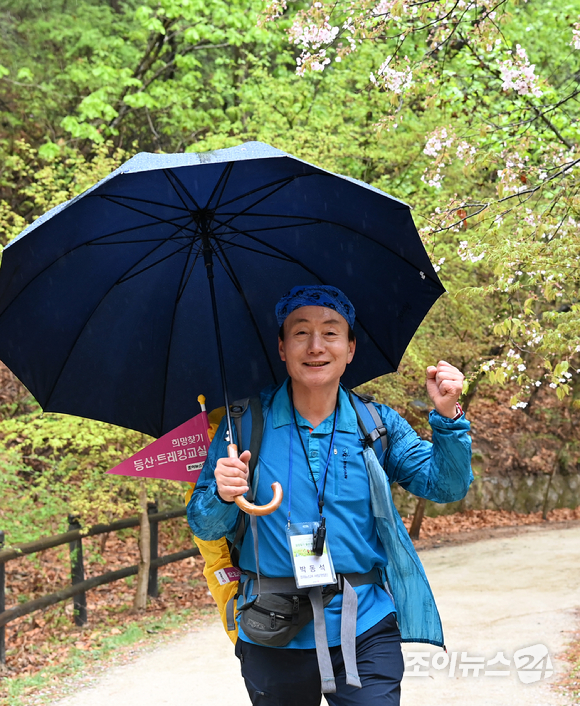 박동석 조이뉴스24 사장 겸 편집인이 15일 오전 서울 강북구 북한산 우이령길에서 열린 '제7회 희망찾기 등산·트레킹 교실'에서 등산을 하고 있다. [사진=김성진 기자]