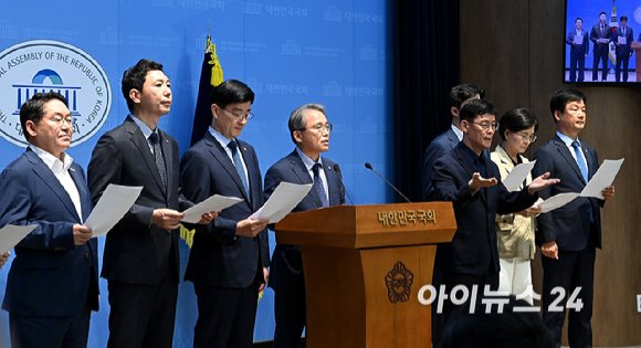 송기헌 TF 단장과 의원들이 9일 서울 여의도 국회 소통관에서 더불어민주당 선관위개혁TF '선관위 개혁 3법 발의' 기자회견을 하고 있다. [사진=곽영래 기자]