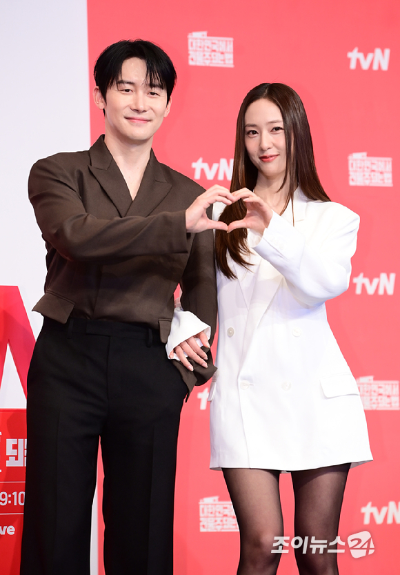 (왼쪽부터)김준한-정수정-임필성 감독-심은경-임수정-하정우가 9일 오후 서울 구로구 신도림동 더링크서울 트리뷰트포트폴리오 호텔에서 열린 tvN 새 토일드라마 '대한민국에서 건물주 되는 법' 제작발표회에서 참석하고 있다. [사진=정소희 기자]