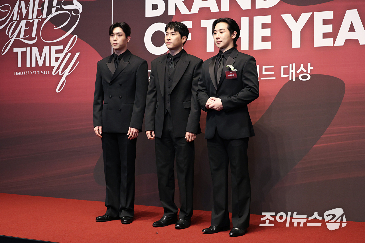 크로스오버그룹 리베란테가 1일 오전 서울 중구 신라호텔에서 진행된 '2026 올해의 브랜드 대상' 포토월 행사에 참석해 포즈를 취하고 있다. [사진=문수지 기자]